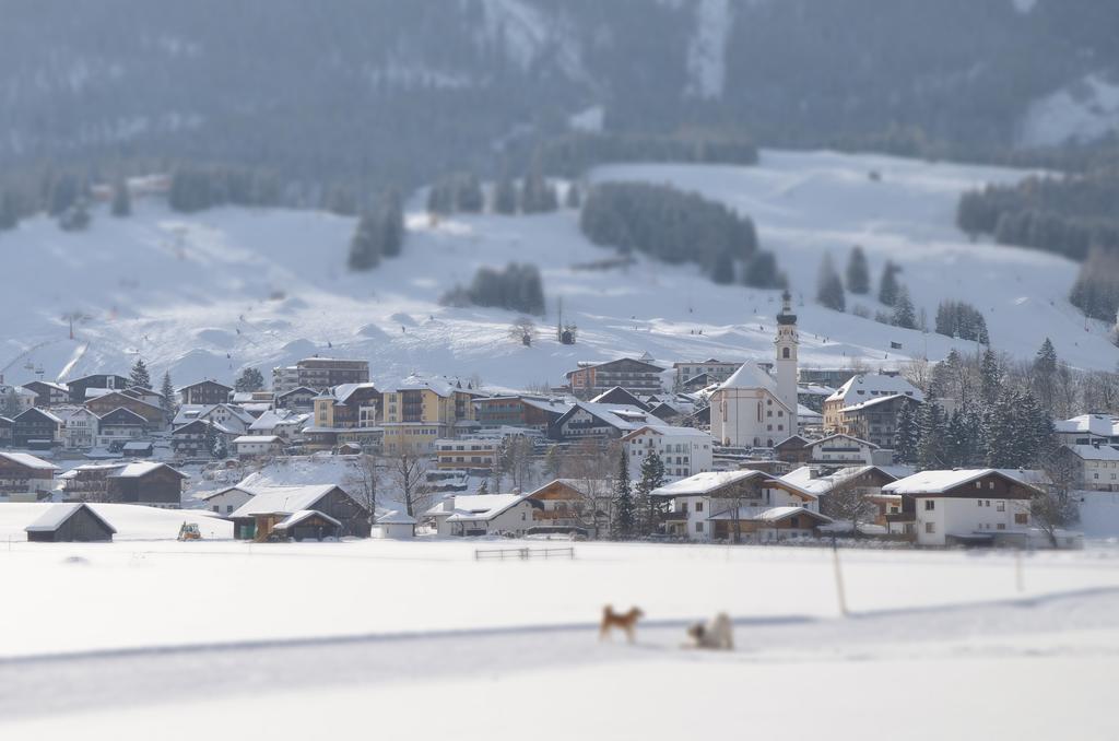 Haus Bergfrieden Hotell Lermoos Exteriör bild