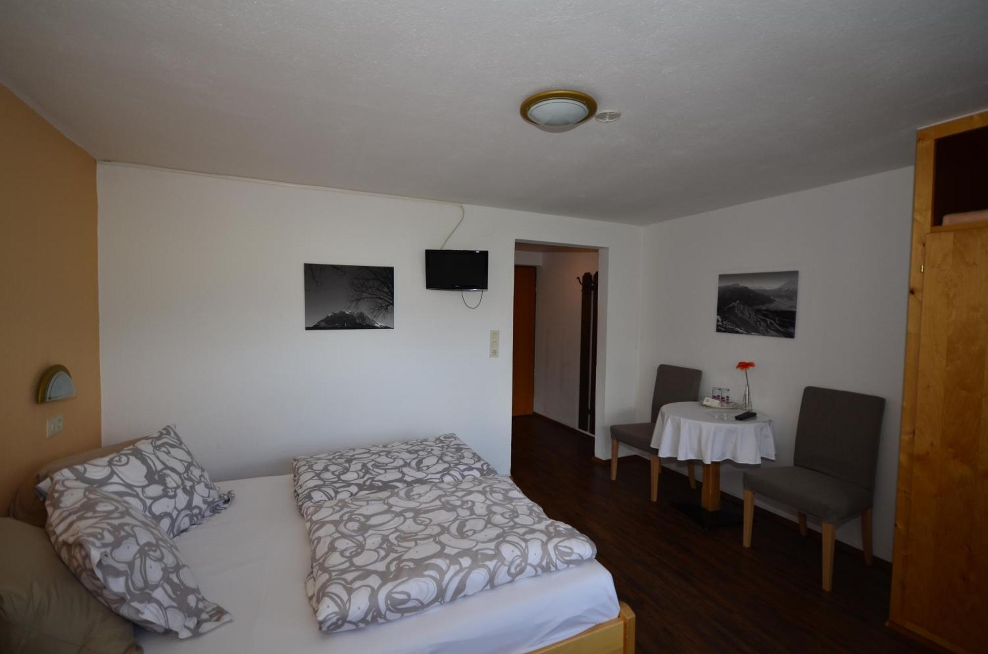 Haus Bergfrieden Hotell Lermoos Rum bild