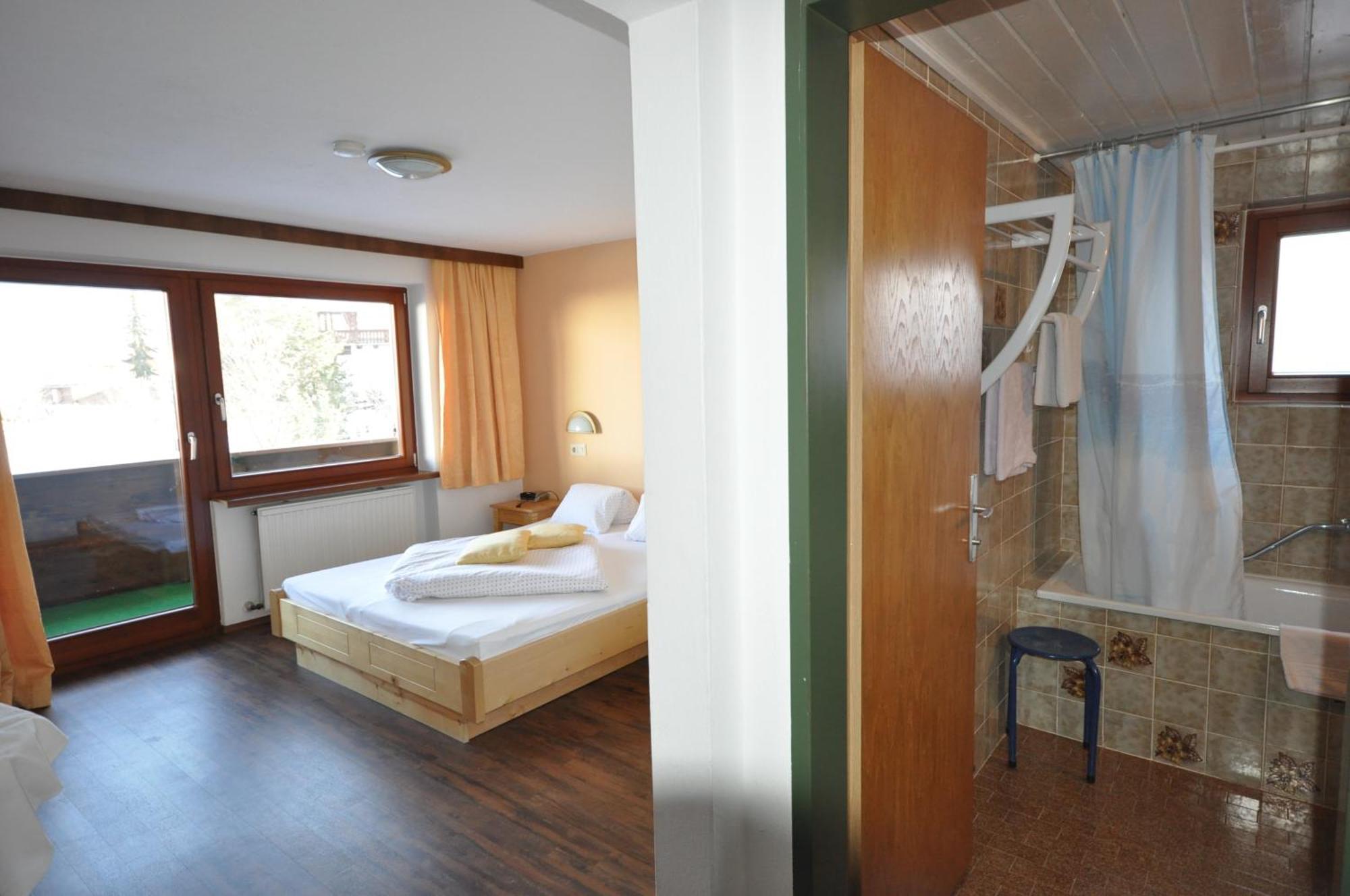 Haus Bergfrieden Hotell Lermoos Exteriör bild