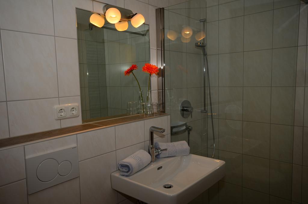 Haus Bergfrieden Hotell Lermoos Exteriör bild